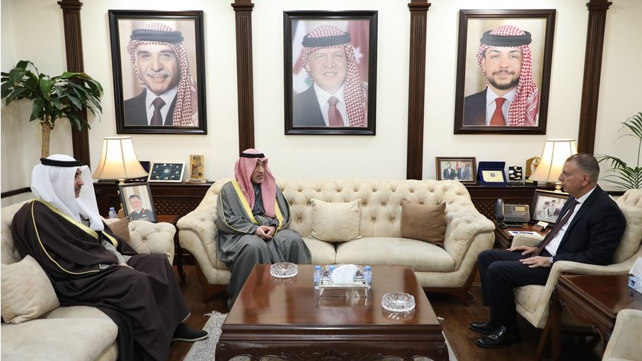 وزير الداخلية يجري مباحثات مع نظيره الكويتي