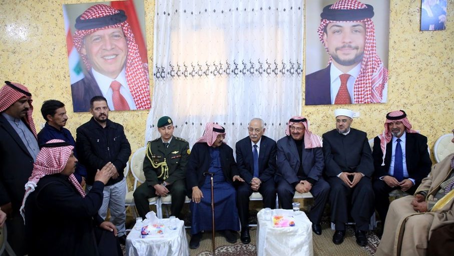 مندوبا عن الملك وولي العهد.... العيسوي يعزي عشيرة الشراب