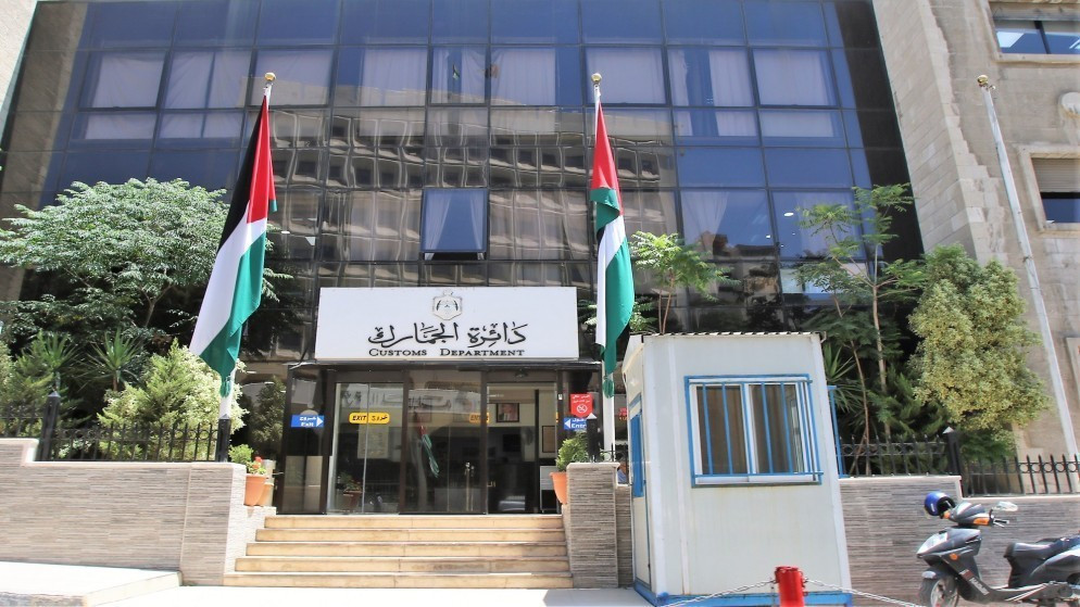 دائرة الجمارك إحباط تهريب نحو 300 كروز دخان في حدود الكرامة 