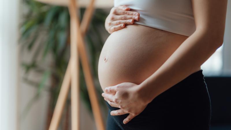 صورة يزعم أنها لأسيرة إسرائيلية حملت بعد أسرها لدى حماس.. ما حقيقتها