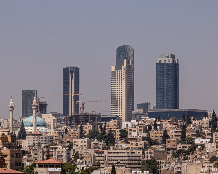 طقس بارد وتوقعات بهطول  زخات مطرية