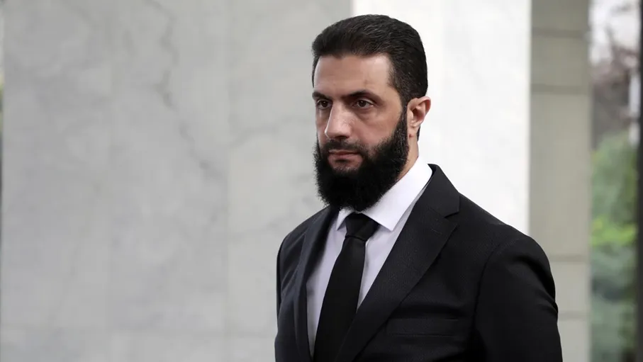 الرئيس السوري أحمد الشرع يصل إلى القاهرة للمشاركة في القمة العربية الطارئة