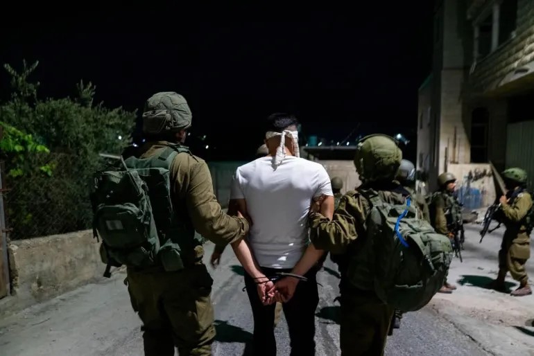 منهم محررة بصفقة طوفان الأقصى .. الاحتلال يشن حملة مداهمات واعتقالات في الضفة