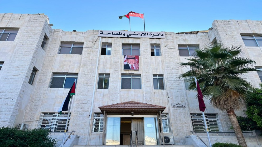 وزارة المالية وزير المالية: مراجعة شاملة لإجراءات دائرة الأراضي والمساحة