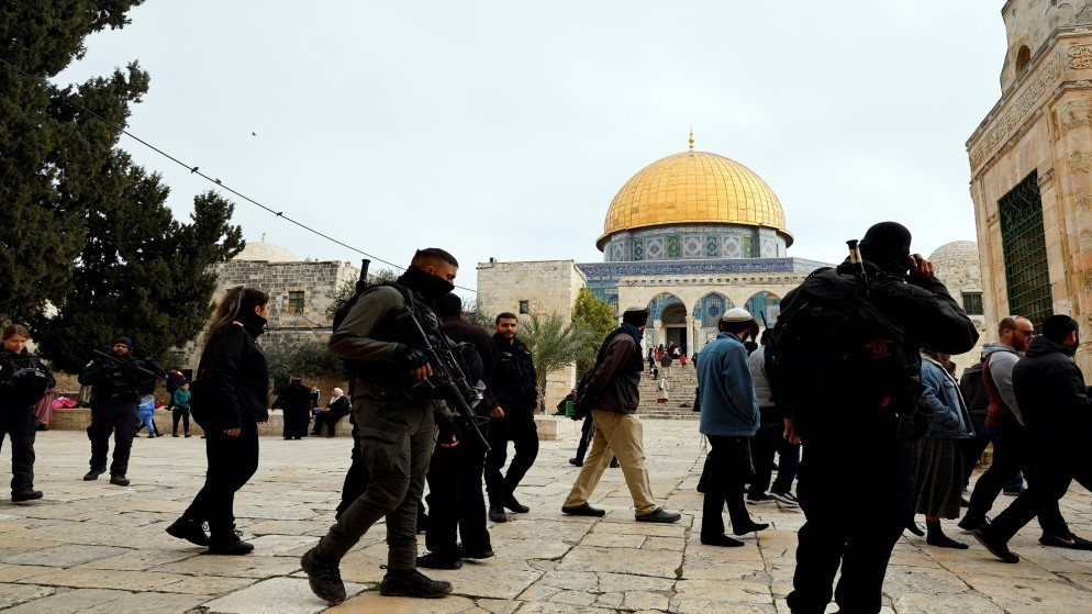 القدس المحتلة عشرات المستوطنين يقتحمون الأقصى بحماية شرطة الاحتلال الإسرائيلي