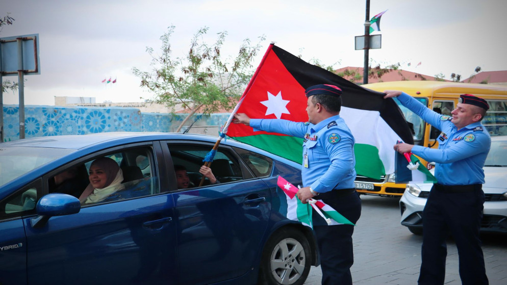 يوم العلم رجال الأمن العام يوزّعون الأعلام احتفاء بيوم العلم الأردني