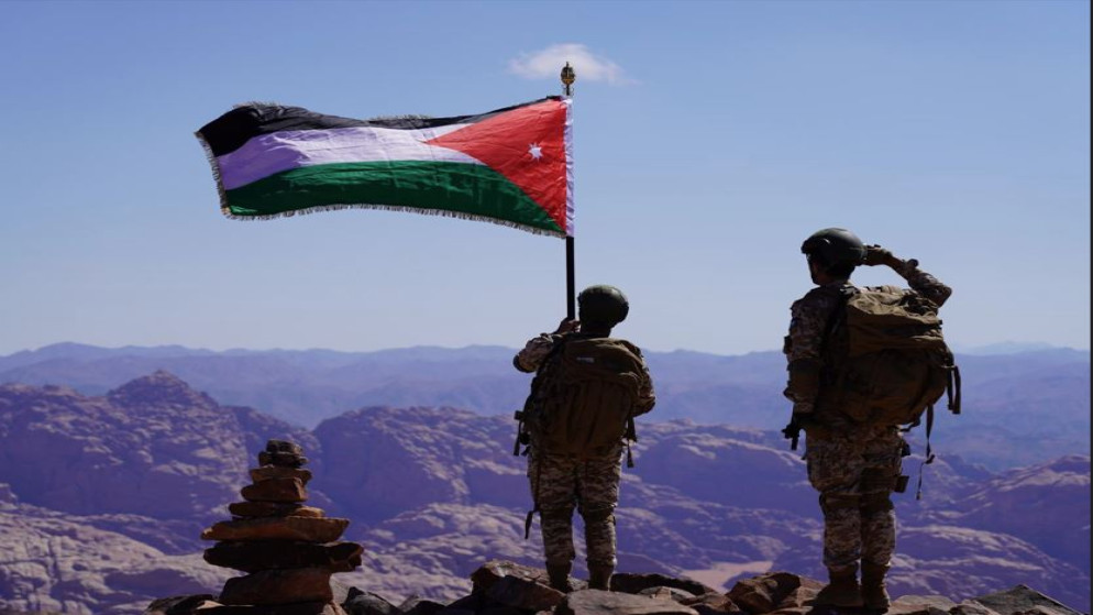 يوم العلم الجيش العربي يرفع العلم الأردني على قمة جبل أم الدامي الأعلى في المملكة