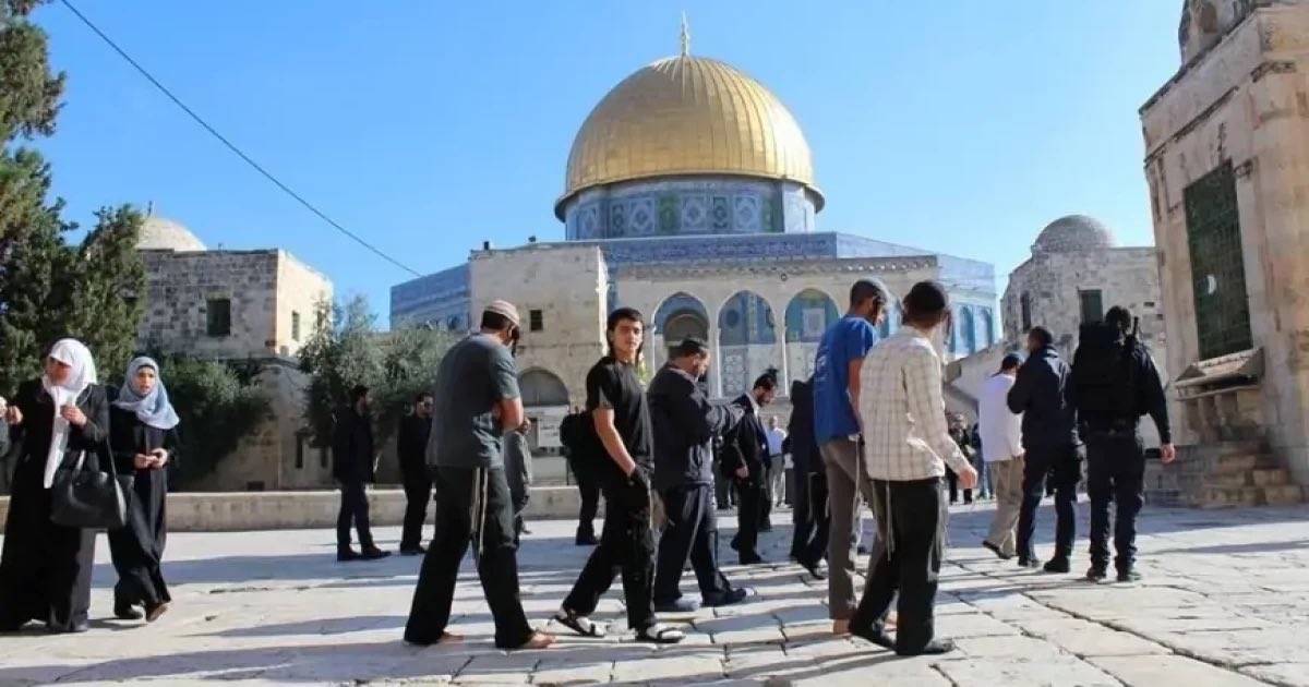 مستوطنون يقتحمون الأقصى ومحاولة ذبح قربان تُشعل الغضب… حماس تدعو للنفير