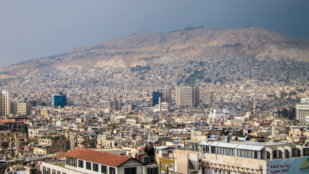 توتر في السويداء: مسلحون يحتجزون المحافظ ويطلقون سجينًا بالقوة