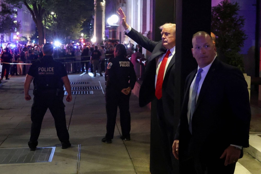 خلال عشاء في واشنطن.. محتجون يصفون ترامب بـ هتلر عصرنا