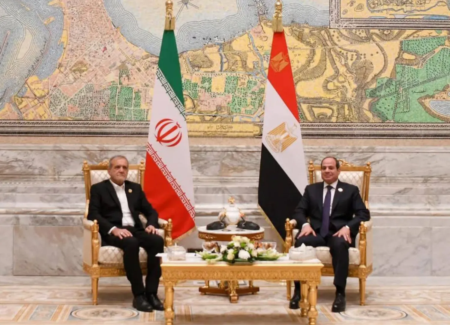 السيسي وبزشكيان يبحثان الملف النووي