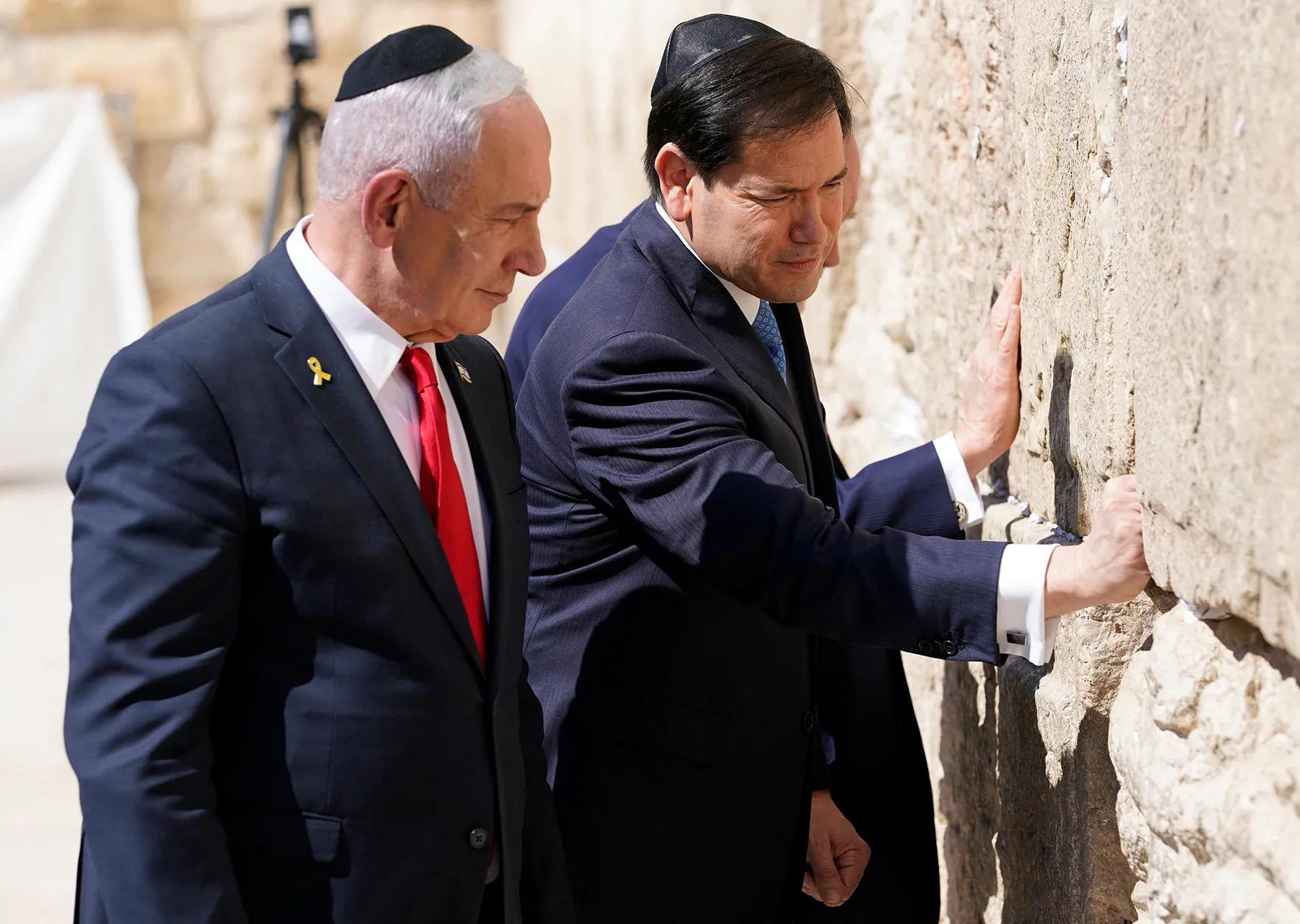 روبيو يُصلي أمام حائط البراق ويُحذر حماس.. فماذا قال؟