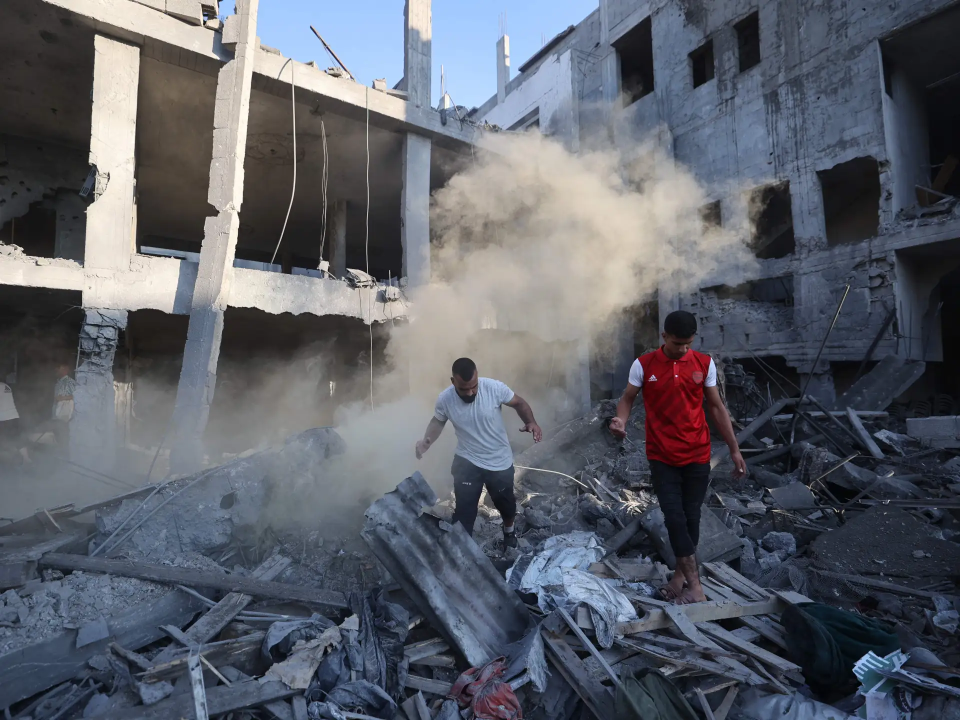 استشهاد وإصابة فلسطينيين في غارات وقصف الاحتلال على قطاع غزة