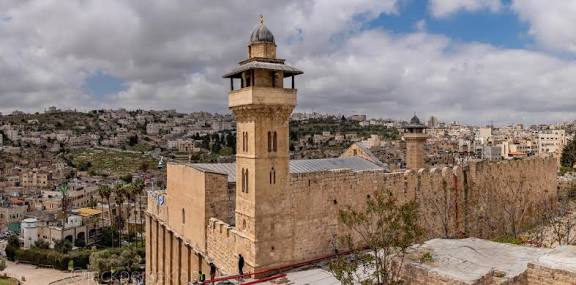 إسرائيل تغلق المسجد الإبراهيمي والأوقاف تطالب بتحرك دولي عاجل