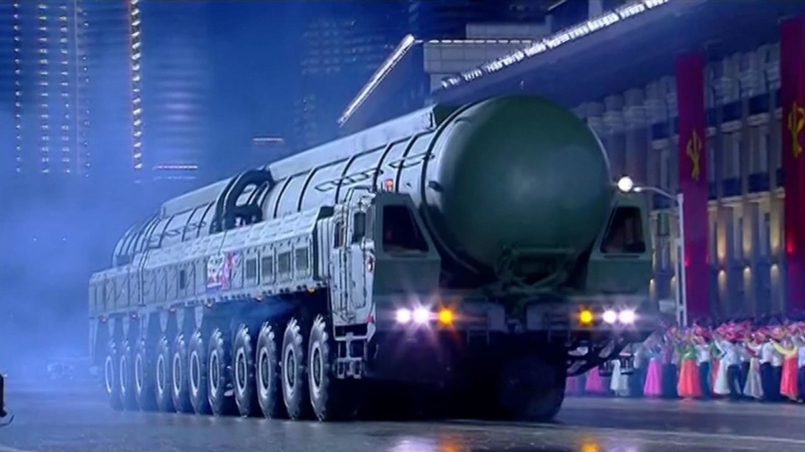 كوريا الشمالية تستعرض صواريخ تفوق سرعتها سرعة الصوت وعابرة للقارات