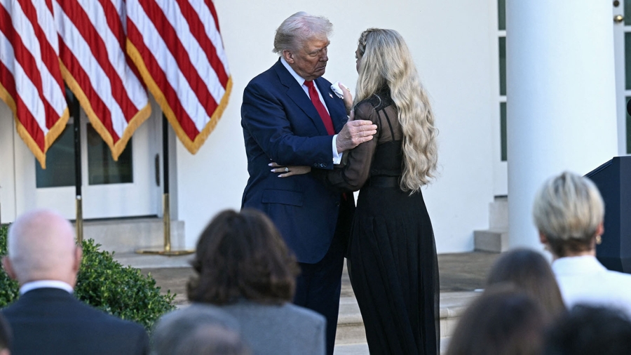 ترامب يكرّم كيرك ويشن هجوماً على اليسار المتشدّد