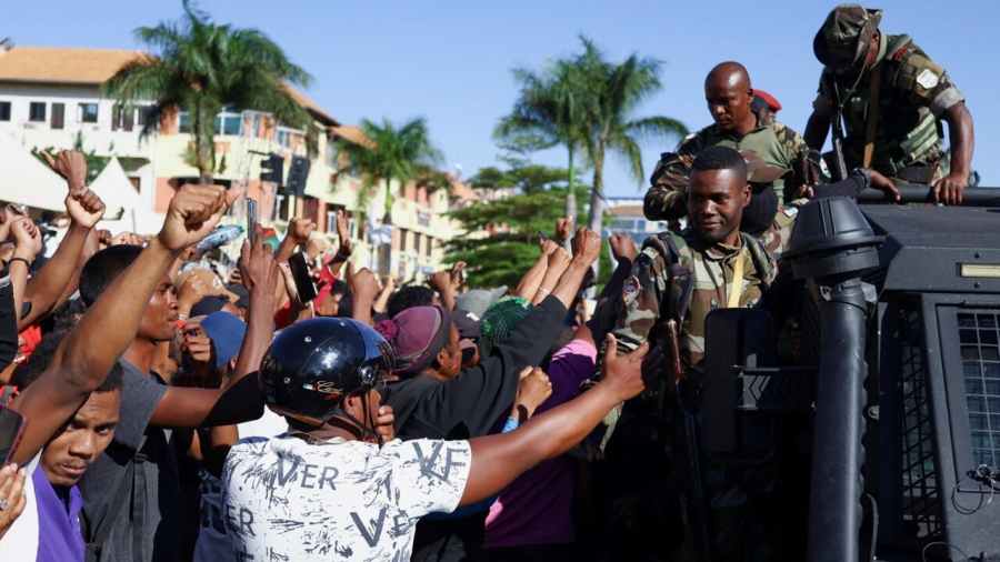 جيل زد يستمر في مفاجئة العالم.. رئيس مدغشقر يهرب من البلاد نتيجة الاحتجاجات