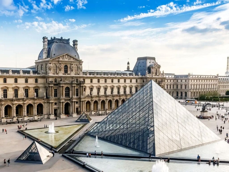 متحف اللوفر يغلق أبوابه بعد سرقة مجوهرات التاج الفرنسي