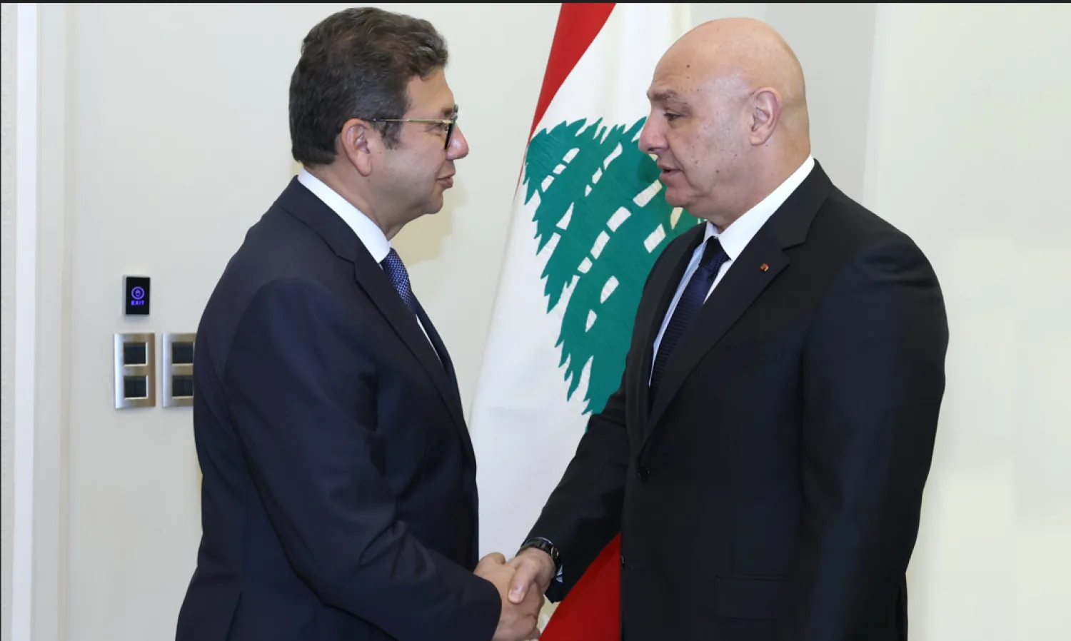 ما تفاصيل لقاء الرئيس اللبناني ورئيس المخابرات المصرية؟