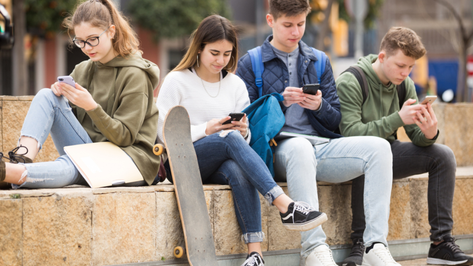 تأثير الشاشات على الأسرة: تراجع التواصل وغياب اللحظات المشتركة