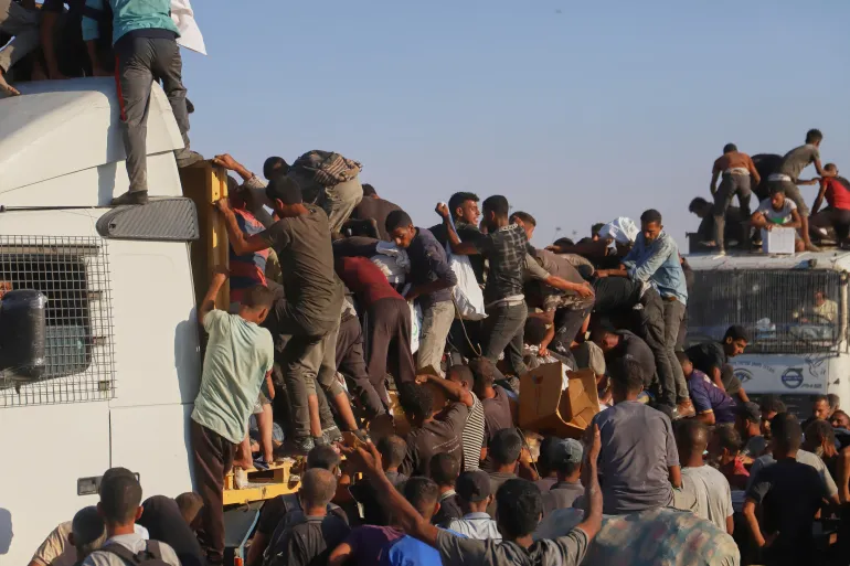 مأساة جديدة في غزة: انقلاب شاحنة مساعدات يودي بحياة 20 فلسطينيًا وسط الجوع والحصار