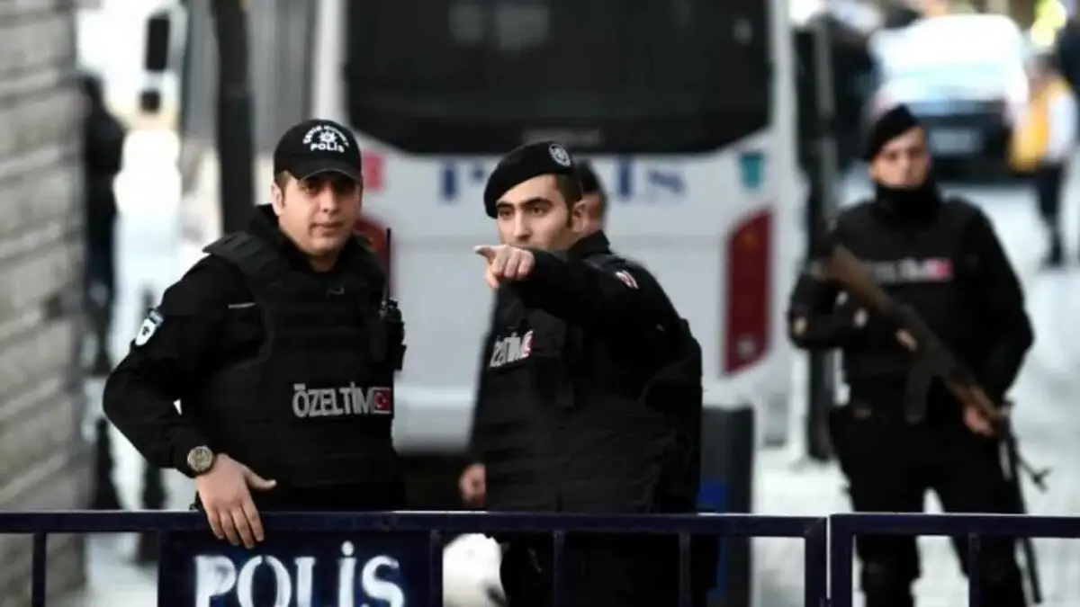 مقتل شرطيين وإصابة آخر بهجوم مسلح على مركز شرطة في إزمير
