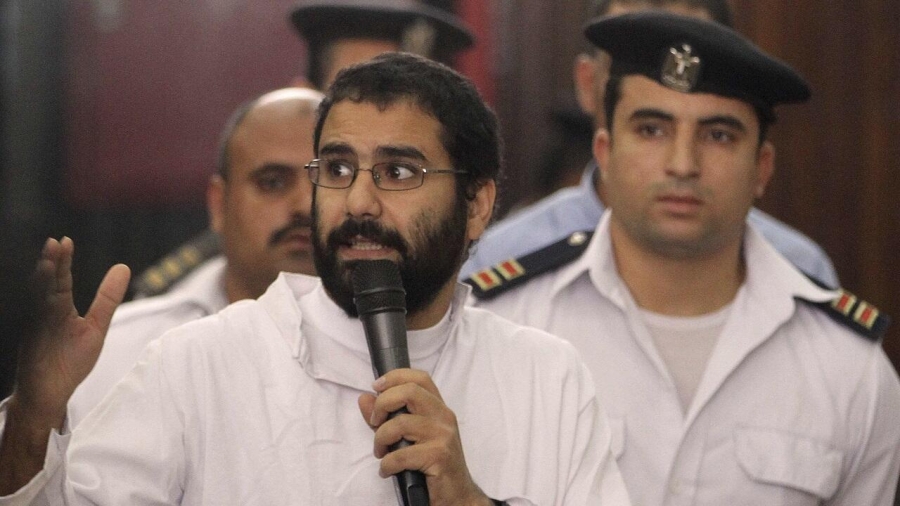 السيسي يوجّه بمراجعة العفو عن سجناء بينهم علاء عبد الفتاح