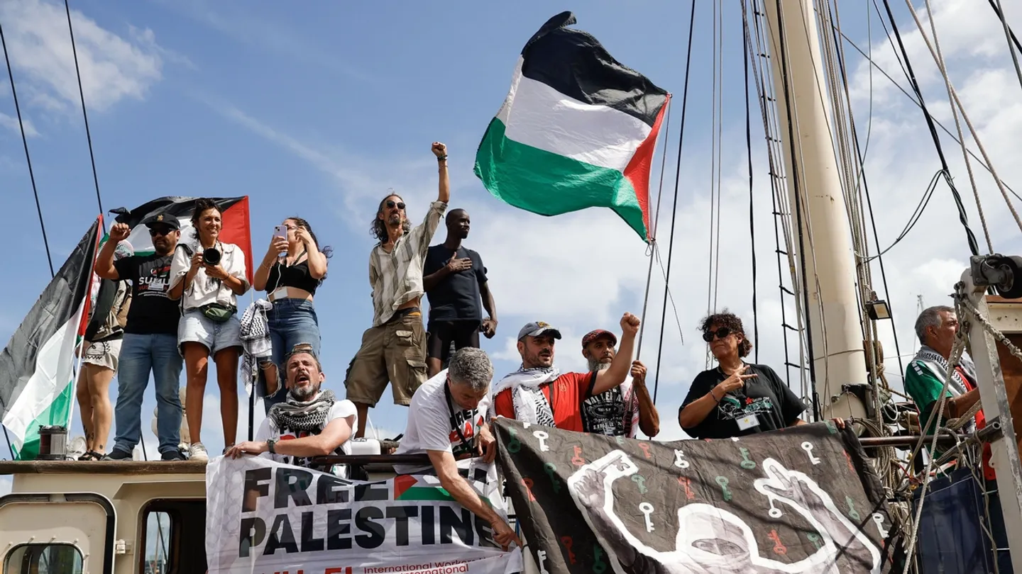 هجوم على سفينة ضمن أسطول الصمود المتجه إلى غزة.. ماذا الذي حدث؟